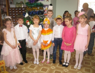 в новогодних костюмах и бальных нарядах