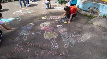Конкурс рисунков на асфальте “Волшебный мир детства” 