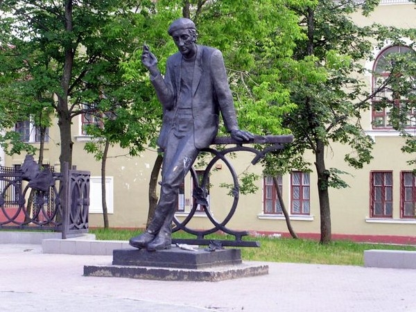 Памятник А.Решетову в Березниках
